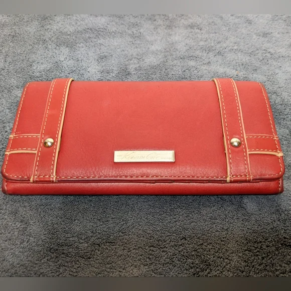 Kenneth Cole Genuine Leather Woman's clutch Wallet - Picture 1 of 16